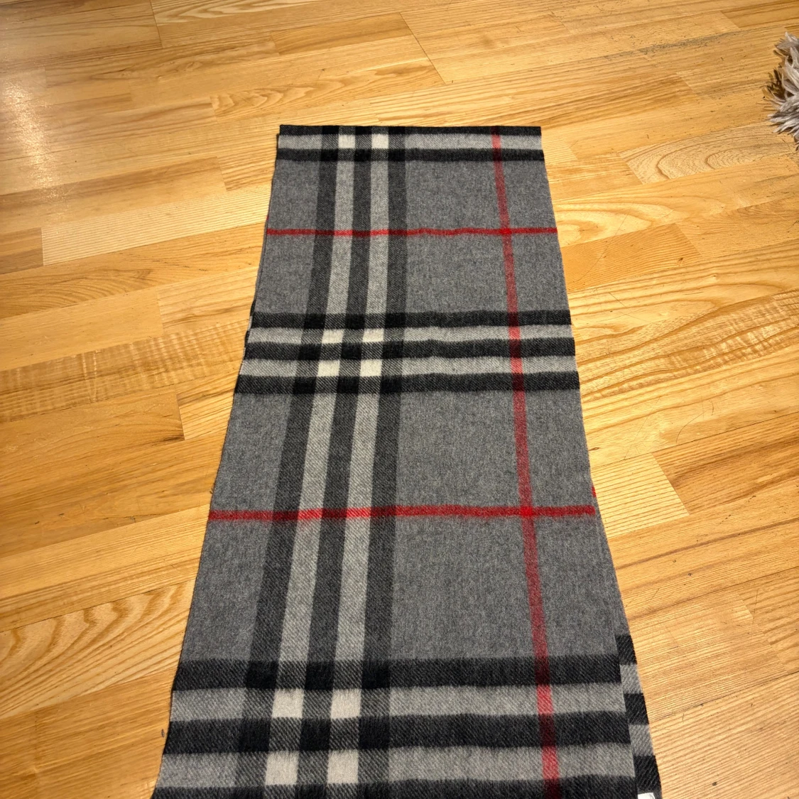 Grå rutig halsduk från Burberry - 2