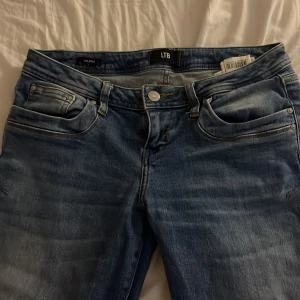 Blå jeans från LTB med utsvängda ben low waist - Mycket fina jeans från LTB näst intill oanvända, bara inte kommit till användning. Priset går att diskuteras💕