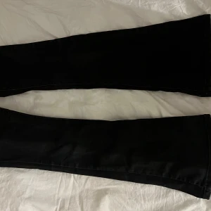 Svarta bootcut jeans från Perfect Jeans - Snygga svarta bootcut jeans från Gina tricot i st 32, dom är använda men är i bra skick, bootcut modell och lågmidjade. Säljer eftersom dom inte passar mig, har fler bilder någon vill ha de! Priset kan diskuteras💛💛