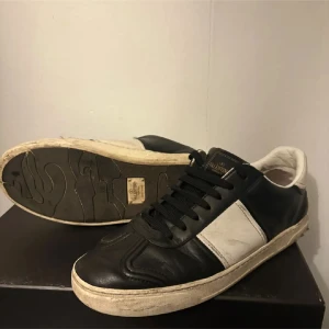 Valentino Flycrews - Svarta och vita sneakers från Valentino Garavani. Sulan har gått upp pytte lite längst ner som varken känns eller syns! Pris kan diskuteras! Storlek 40 pris 1300