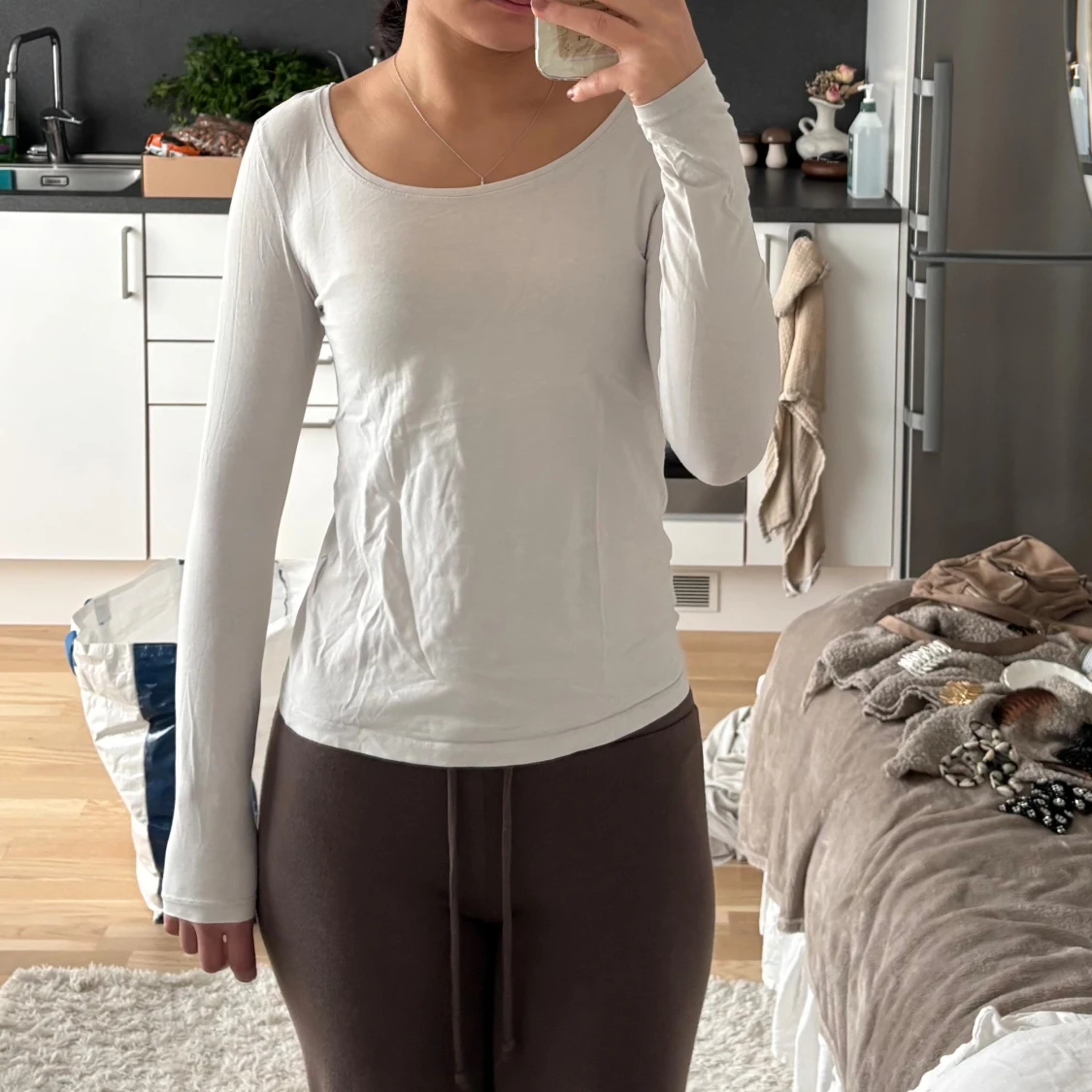Vit långärmad topp med rund hals - 2