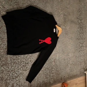 Svart stickad tröja med rött hjärta - Svart stickad tröja från AMI helt ny 