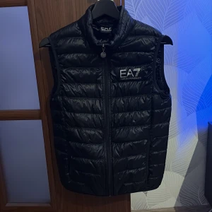 Emporio Armani väst storlek XS - Armani bäst storlek xs, finns ett litet hål i kragen annars bra 