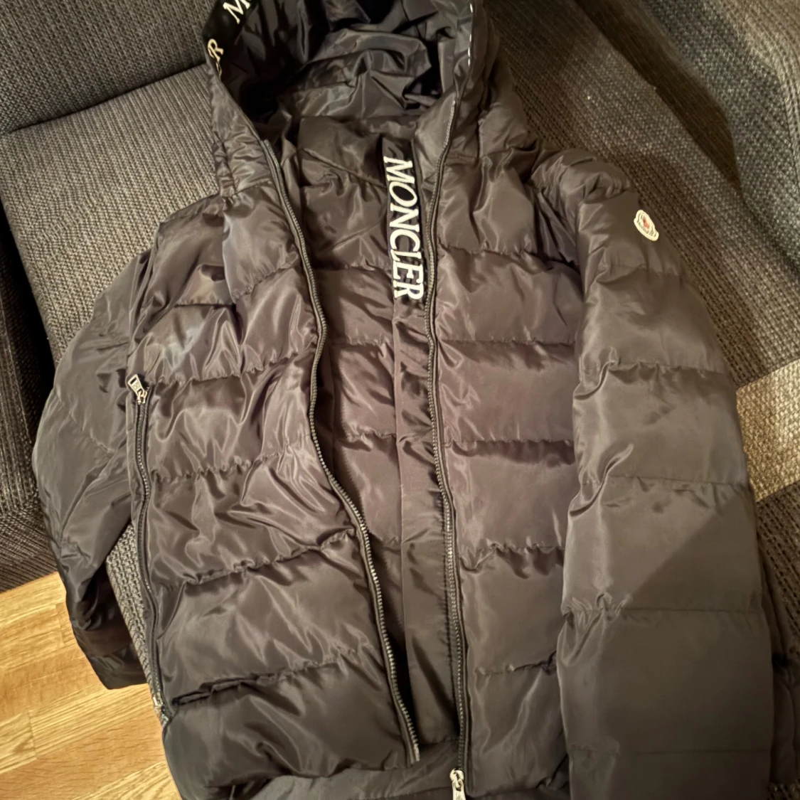 Svart Moncler pufferjacka med huva - 1