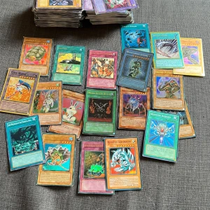 Yu-Gi-Oh! Kort - Samling av Yu-Gi-Oh! kort med klassiska monster, magi- och fällkort. Perfekt för dig som vill bygga din egen lek, samla eller utmana vänner i dueller. Innehåller populära kort som Blue-Eyes Toon Dragon och Monster Reborn. En nostalgisk och rolig upplevelse för unga och unga vuxna. ( Frakt med schenker 57 kr)