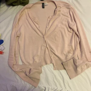 Ljusrosa kofta  - Supersöt ljusrosa kofta från Gina Tricot med rund halsringning och knappar framtill. 