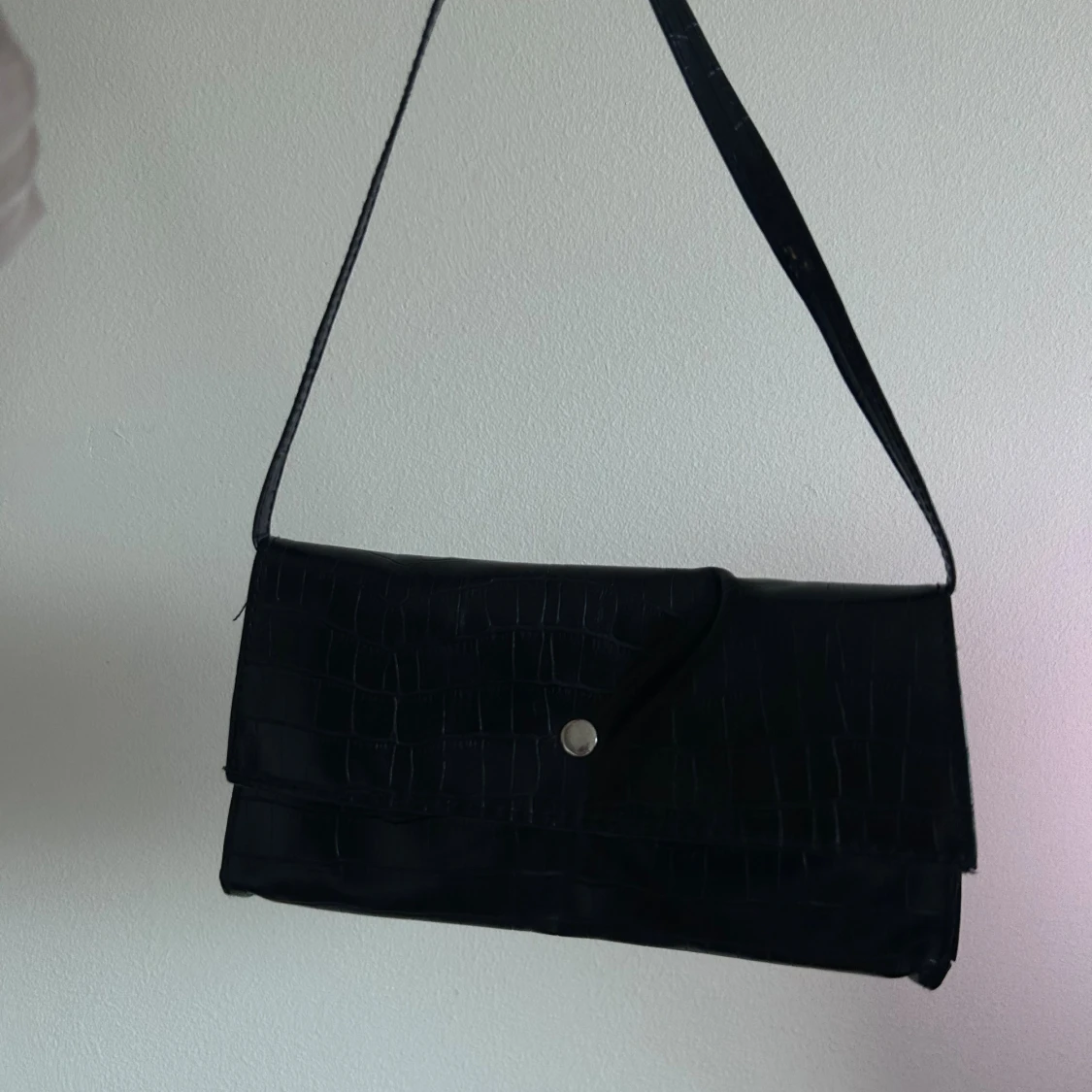 Svart axelväska i krokopräglat skinn - 4