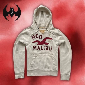 Vit hoodie hollister (sällsynt) - Sällsynt vit hoodie från hollister med röd hollister tryck | size M/L | Längd: 68cm Armlängd: 72cm Axelbredd: 56cm | passar mellan 175-190 cm 