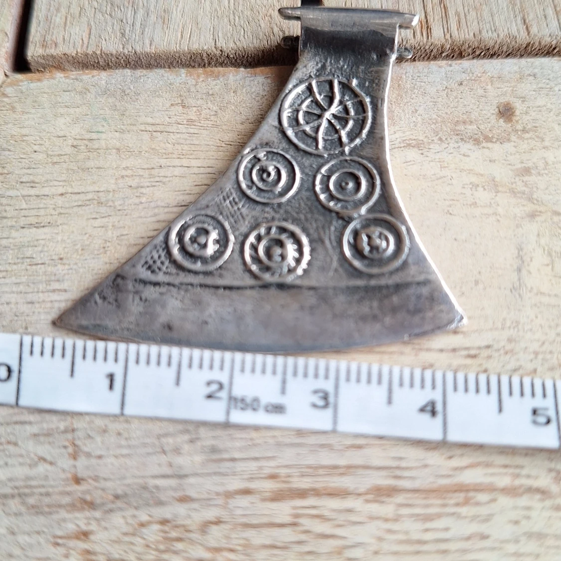 Vikingainspirerat yxformat halsband - 3