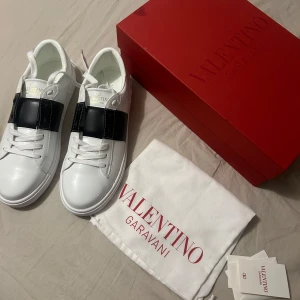 Valentino Open Svart Black Skor 43  - först till kvarn, valentino open skor i svart, låda kommer med och skorna ;D😎