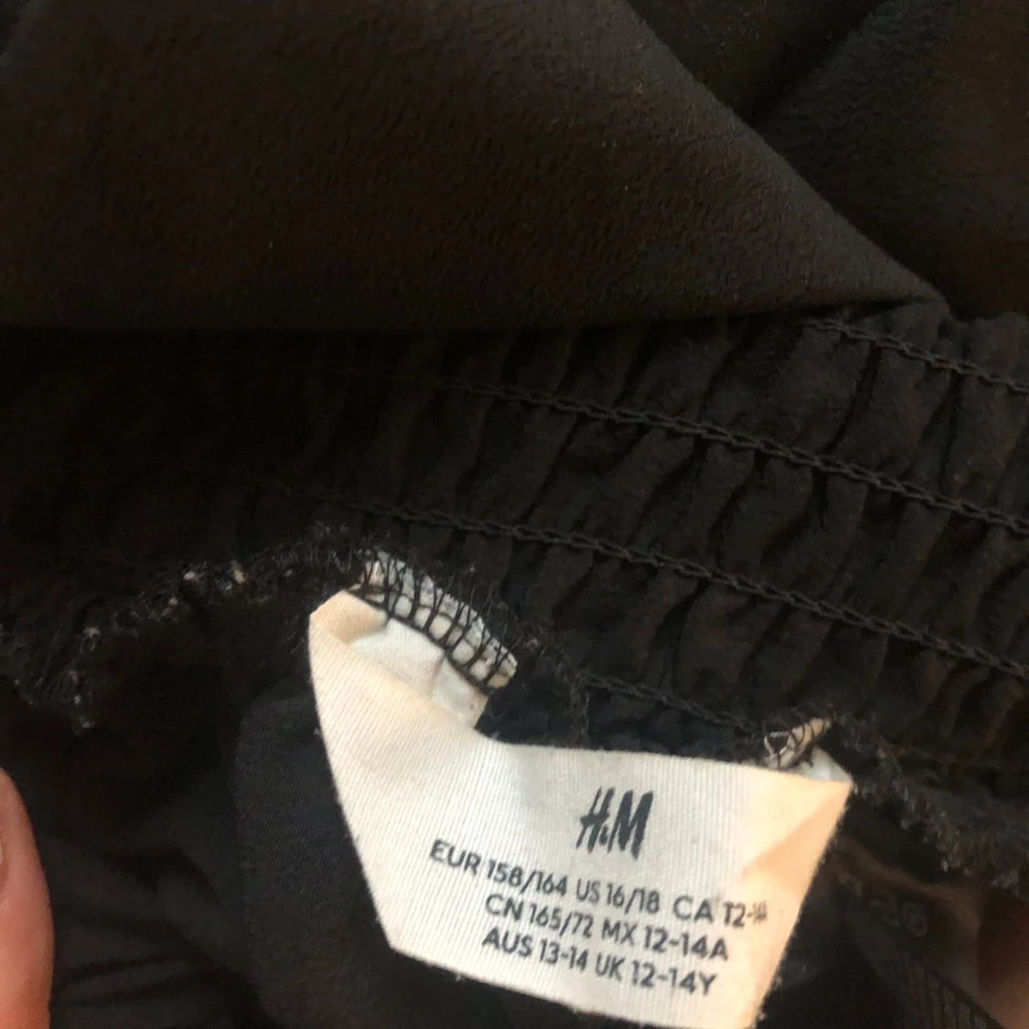 Svart volangkjol från H&M - 1