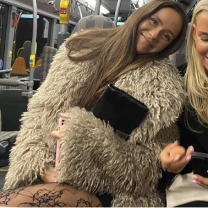 Beige fluffig teddyjacka - Säljer en supermysig teddyjacka i beige med fluffig och krullig yta. Jackan har lång ärm och loose passform, perfekt för dig som vill ha en chill och trendig look. Materialet är syntet och jackan är riktigt varm, perfekt för höst och vinter. Fråga om du vill ha fler bilder!