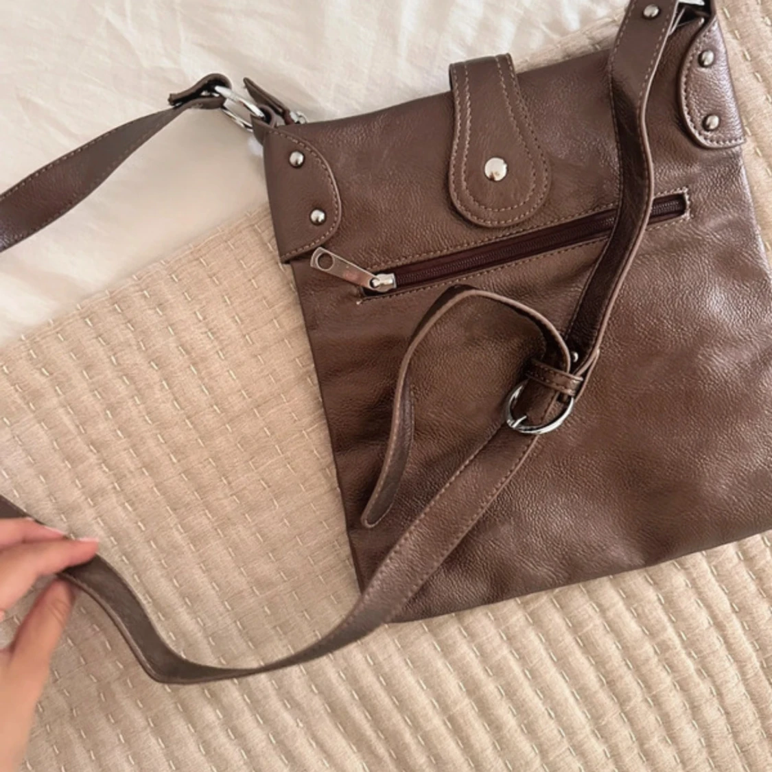 Brun axelväska med metallspänne - 1