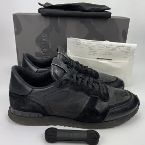 Valentino rockrunners  - Hej! Säljer nu dessa sjukt snygga valentino skor. Skorna är i fint skick. Lite defekter! Har begränsat antal boxar och dustbag. Kvitto finns! Hör av dig vid frågor. 