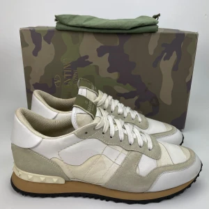 Valentino rockrunners  - Hej! Säljer nu dessa sjukt snygga valentino skor. Skorna är i toppskick! Har begränsat antal boxar och dustbag. Hör av dig vid frågor. 40 passas 41,5