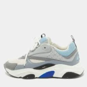 Chunky sneakers i blått och grått - Snygga chunky sneakers med vit, grå och blå färg. Skorna har en tjock plattformssula, meshdetaljer i ljusblått och vita snören. Perfekt för dig som gillar streetstyle och vill sticka ut med en modern look.