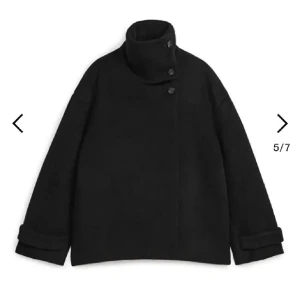 Arket Kappa - Hej, säljer nu denna kappa från ARKET, jackan är i bra skick förutom att fickorna har sytts på insidan pga hål, dock inget inget som märks på utsidan eller påverkar fickornas funktion, men därav priset. säljs inte längre på hemsidan, hör av er vid frågor ❤️