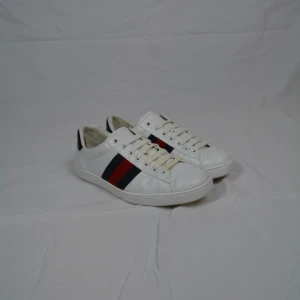 Gucci Ace - Riktigt feta Gucci Ace skor i storlek 41, passar även 42. Skorna har marinblå detaljer och är i väldigt bra skick.                                                     Vid frågor eller funderingar är det bara att höra av sig, och kom ihåg, alltid 14 dagars ångerrätt hos oss på Revalo!