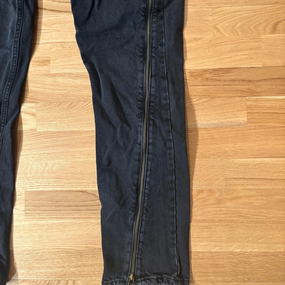 Svarta jeans med dragkedjor från ZARA - 2