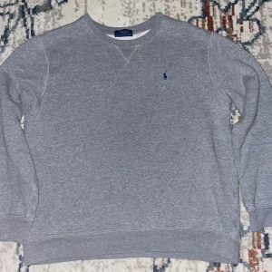Ralph lauren tröja - Klassisk grå sweatshirt från Polo Ralph lauren, storleken passar M och S