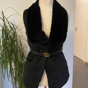 Svart pälsväst - Obs! Säljes utan skärp! .Oanvänd 