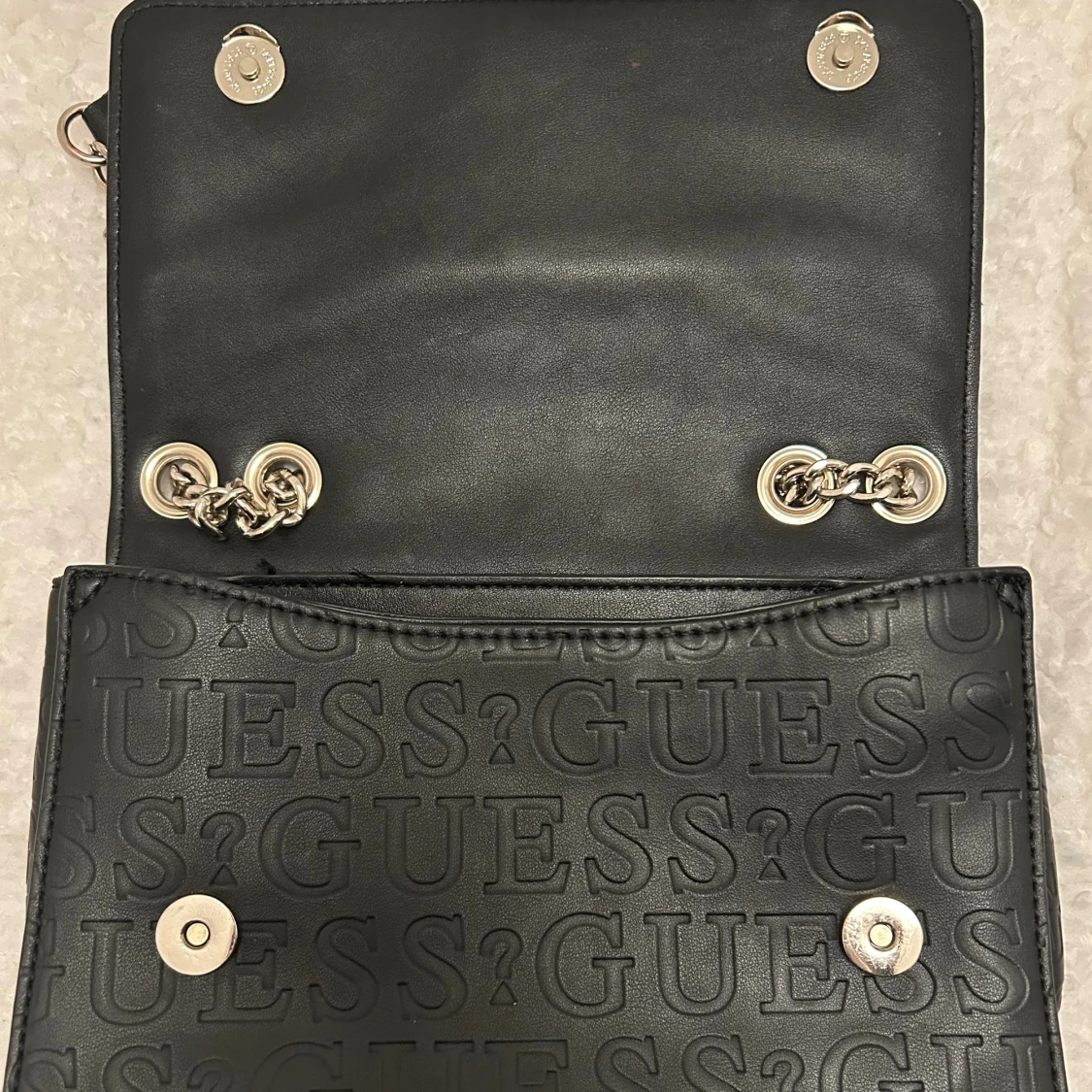 Svart axelremsväska från Guess  - 3