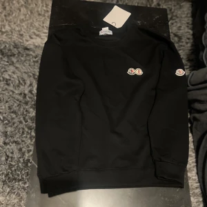 Clizzy Sweater - En mjuk och varm Clizzy sweater i helt nytt skick. Den är storlek L men passar som M. Priset kan diskuteras vid snabb affär.