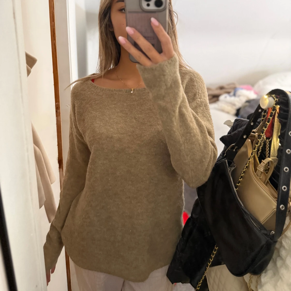 Brun stickad tröja med rund hals