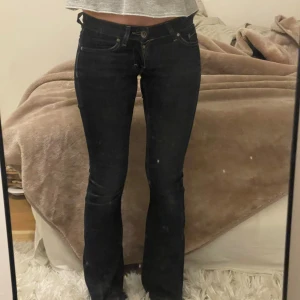 Lågmidjade jeans - Säljer mina absolut favoritjeans! De är superlågmidjade, lagom utsvängda och så najs färg som passar till verkligen alla outfits. Jag har själv sytt ut dem, se bild 5, men det är hållbart och ser väldigt coolt ut samtidigt som det knappt syns eftersom tygerna är ganska lika i färg. De är i storlek W24 L32 eller uppskattat xxs/xs. Så ledsen att behöva låta dessa jeans gå men måste tyvärr då jag har växt ur de. Tveka inte att skriva för mer info eller fler bilder! 