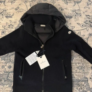 Svart Moncler tricot cardigan - Stilig och sällsynt tricot moncler cardigan för dig som vill ha sjuk steez men endå värme nu till höst / vinter. Pris kan diskuteras vid snabba affärer