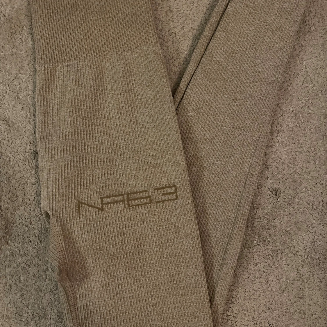 Ribbade beige leggings från NF63