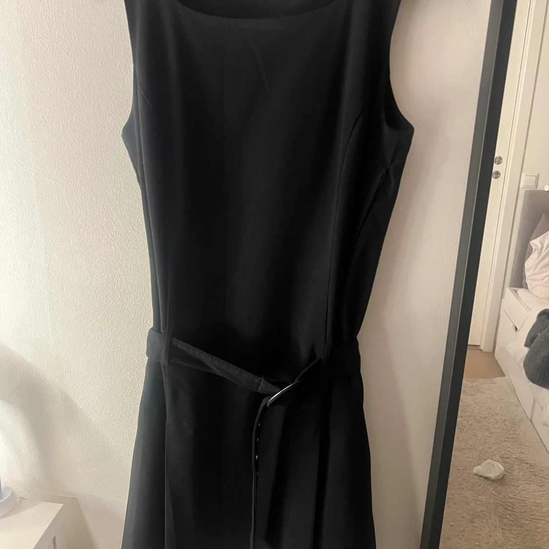 Svart ärmlös klänning med bälte - 2