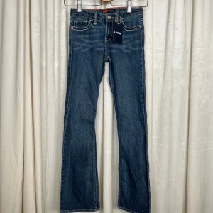 Levi's Bootcut jeans med kontrastsömmar - Mått: innerbensmått 72 cm Ytterbensmått 86 cm     Midjemått (mätt rakt över) 32 Cm  Lårmått 19  cm   Grenmått  18 cm                                                                    Bra skick. Hör gärna av er vid frågor!                    Följ oss : Instagram a_wearuf                                                         TikTok : awearuf                                                                   (Nr 13 ) 