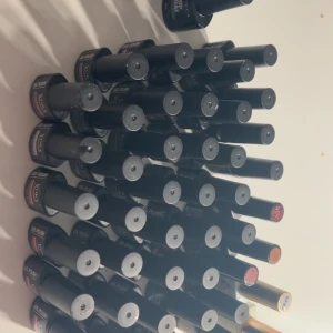Voky Gel Polish nagellack samling - Stor samling  Gel Polish nagellack med olika färger, bland annat röd, rosa, nude, Lila, blå, svart, vit och orange. Perfekt för dig som älskar att fixa naglarna med gelé. Man får med top coat och base coat. Det är 45 färg lack man får. Dem rä från olika ställen så vet ej tyvärr vart alla är ifrån. Kan vara så att någon av dem bara har lite färg i sig men de flesta är nästan nya och har mycket färg kvar 