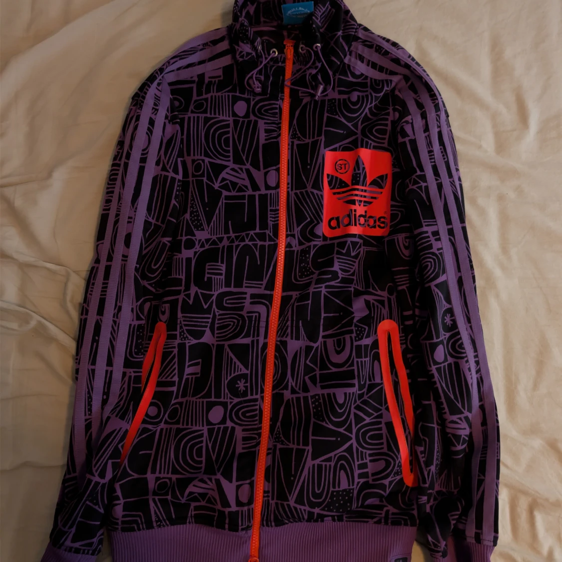 Lila Adidaströja med mönster