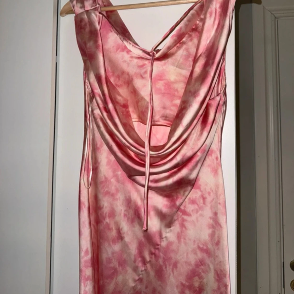 Rosa och vit långklänning i satin - 3