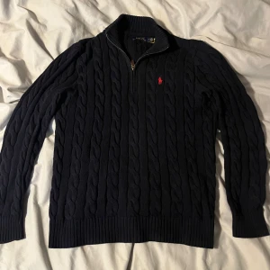 Ralph lauren tröja - Quarter zip kabelstickad ralph lauren tröja, i mycket bra skick, Storlek S men passar nog bättre M-L. Nypris 2000+ kr