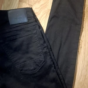 Svarta skinny jeans från Junk de Luxe - Svarta jeans från Junk de Luxe i modellen Superflex, vilket gör dem riktigt stretchiga och bekväma. De har en slim och skinny passform med klassisk femficksdesign och diskreta sömmar. Perfekta för dig som gillar en tajt look. Passar smal 