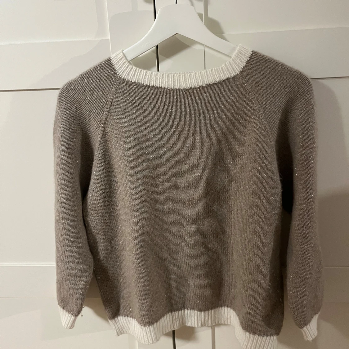 Beige stickad tröja med vita detaljer - 2