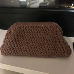 Virkad clutchbag - Säljer denna jättefina clutchbagen som jag virkat själv🥰🥰