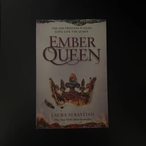 Ember Queen - En episk och spännande fantasybok med en brinnande krona på omslaget. Perfekt för dig som gillar starka hjältinnor, maktkamp och magiska världar. Skriven av New York Times-bästsäljaren Laura Sebastian.