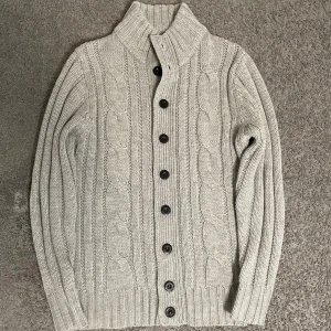 Stickad Kofta - Tja, säljer nu en stickad kofta i storlek M för endast 499. Priset är ej hugget i sten och skriv i dm vid frågor eller funderingar! 🙌