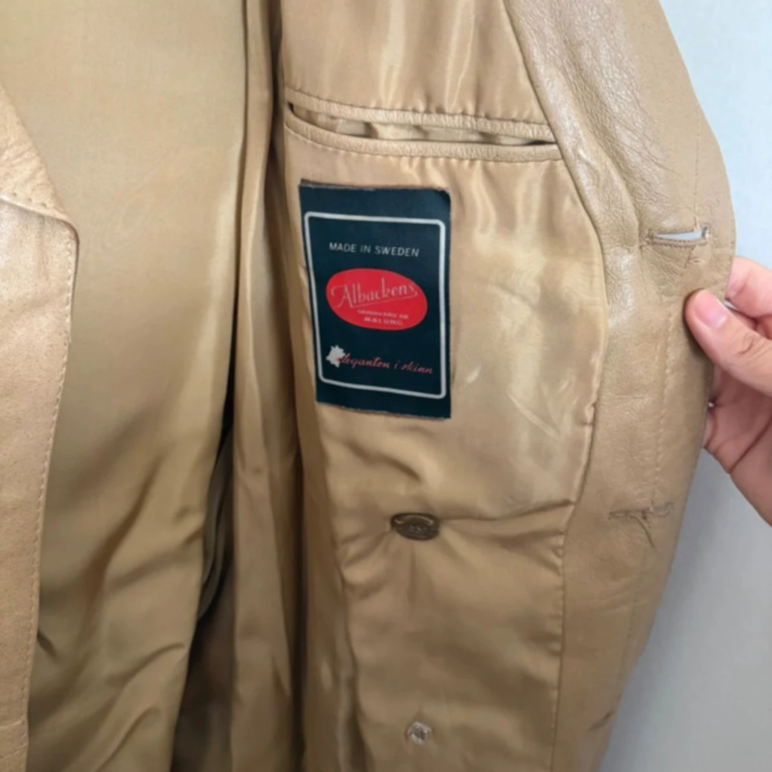 Beige skinn trenchcoat med bälte - 4