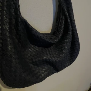 Marinblå väska  - Jättefin marinblå väska med flera fack inuti, jättefint skick. Nypris 550kr säljer för 380kr, pris kan diskuteras. 🤎