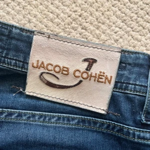 Jacob cohën jeans  - Jacob cohën jeans, Storlek W34, Mått A: 43cm B: 96cm. Inga större defekter som inte syns på bilden. Modell Style 622. Modellen som bär Jeansen är 180 cm 75 kg och passar honom perfekt. Materialet är lite tunnare än vanliga jeans 👖!  Jeansen passar mer någon som bär W32
