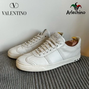 Vita Valentino flycrew - Riktig feta valentino flycrews i vit färg | endast en nit har lossnat| nypris ca 8000 | skick 7/10 | dustbag samt lappar följer med!!