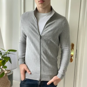 Massimo dutti full zip - Massimo dutti full zip med sjuk passform på modellen som är 180 cm 75 kg och bär storlek M. Inga defekter på tröjan, två dragkedjor vilket också är najs! ✌️