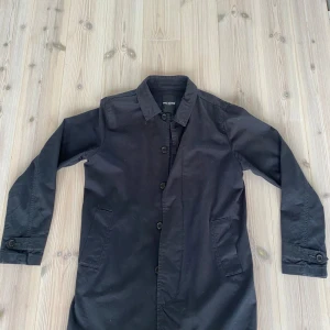 Overshirt - En längre modell av overshirt. Nästan som en rock bara den är tunnare. Storlek M, passar mig som är 184 