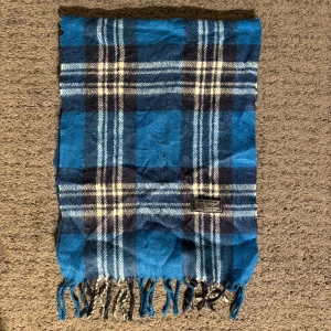 Burberry Scarve - Burberry Scarve| NO SIZE| Skick: 9/10| Pris: 399kr| Priset går alltid att diskutera!|