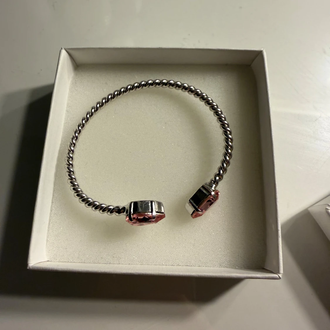 Caroline Svedbom armband med rosa stenar - 2